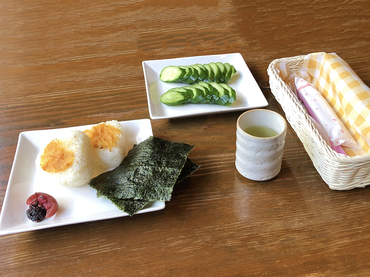 おいしいお漬物付きおむすびランチ