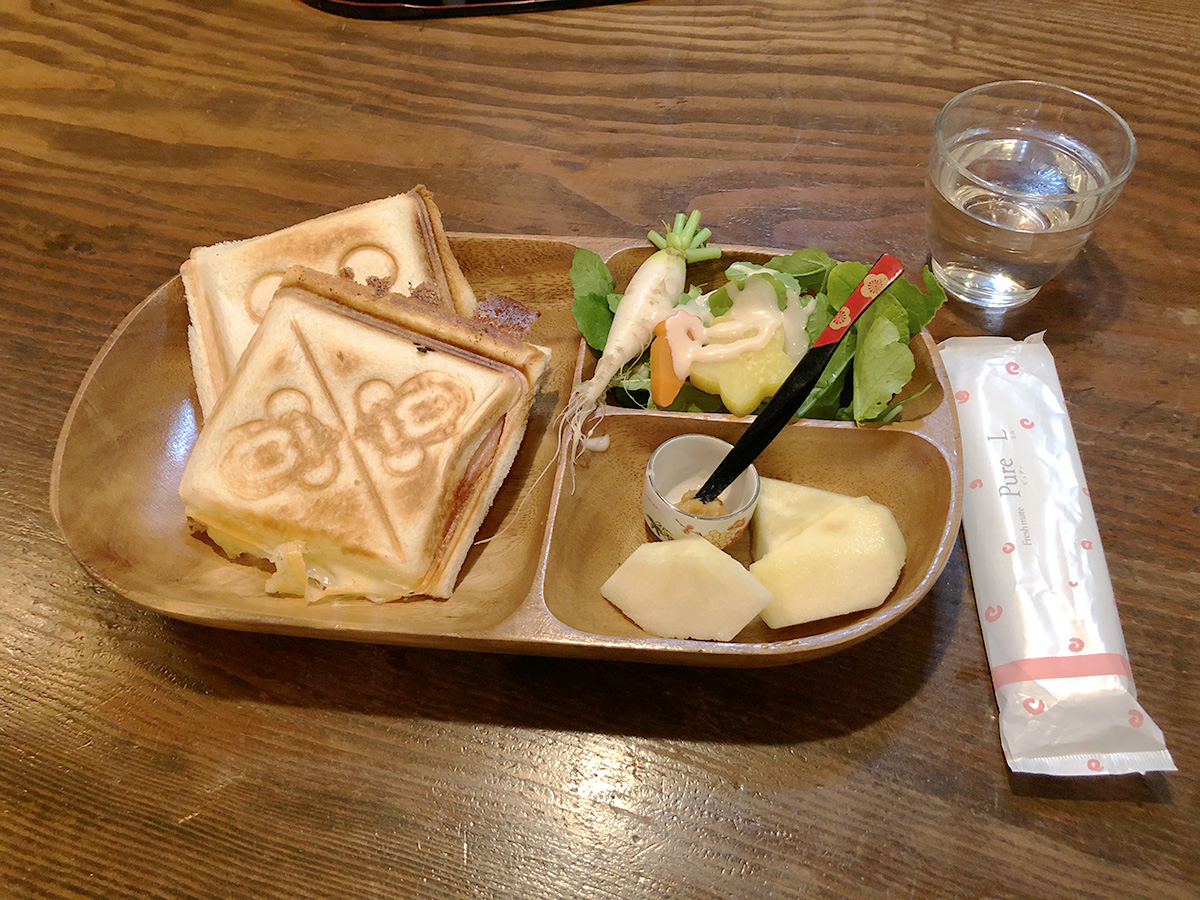 地野菜のサラダが嬉しいランチプレート